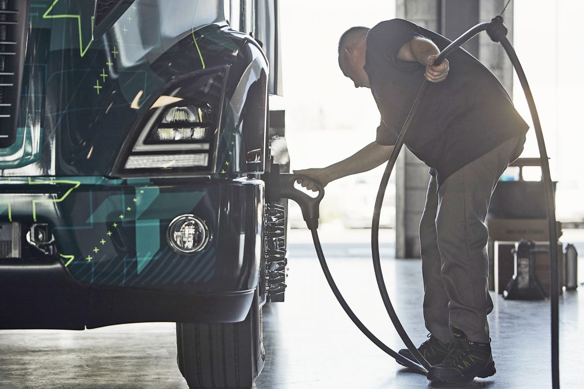 Charging-up-the-Volvo-VNR-Electric